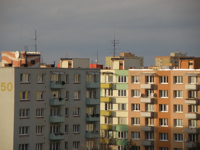panelák je z velké části tvořen okny
